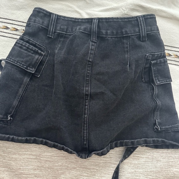 🖤BLACK MINI CARGO SKIRT🖤 - Picture 2 of 2